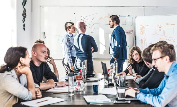 Avslappnade Informella Företag Start Företag Möte Teamledare Diskuterar Och Brainstormar — Stockfoto