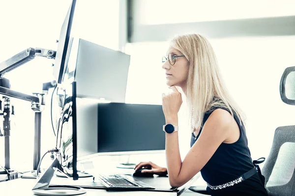 Kadın Borsacı Birden Fazla Bilgisayar Ekranında Çizelgeleri Veri Analizlerini Izliyor — Stok fotoğraf