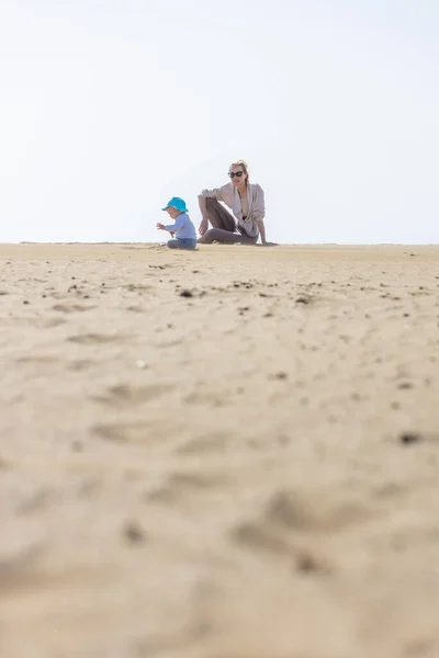 在西班牙兰萨罗特岛 妈妈在沙滩上玩他的男婴宝宝 享受暑假 家庭旅行和假期的概念 复制空间 — 图库照片