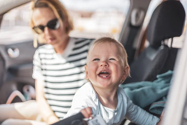Anya Kisfia Családi Nyaraláson Utaznak Apák Első Ülésén Ülnek Kocsiban — Stock Fotó