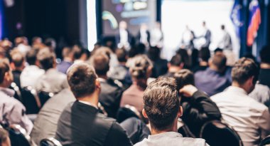 İş konferansında yuvarlak masa toplantısı. Konferans salonundaki izleyiciler. İş ve Girişimcilik Sempozyumu