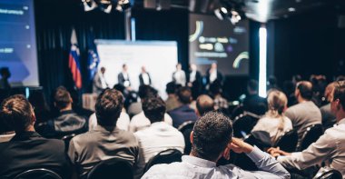 İş konferansında yuvarlak masa toplantısı. Konferans salonundaki izleyiciler. İş ve Girişimcilik Sempozyumu