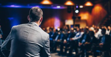 Sözcü şirket iş konferansı hakkında bir konuşma yapacak. Konferans salonundaki tanınmayan insanlar. İş ve Girişimcilik etkinliği.