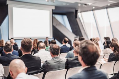 İş konferansında yuvarlak masa toplantısı. Konferans salonundaki izleyiciler. İş ve Girişimcilik Sempozyumu