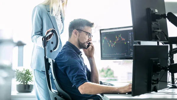 Das Börsenmakler Business Team Handelt Online Mit Diagrammen Und Datenanalysen — Stockfoto