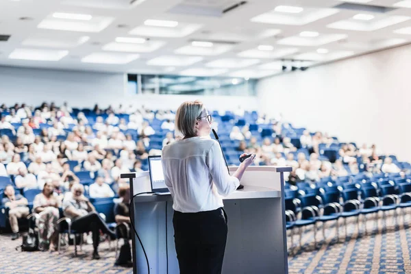 Kadın Konuşmacı Şirket Konferansı Hakkında Bir Konuşma Yapıyor Konferans Salonundaki — Stok fotoğraf