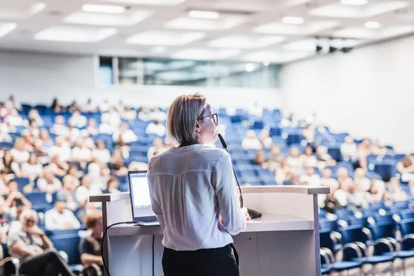 Eine Rednerin Hält Einen Vortrag Auf Einer Unternehmenskonferenz Unerkennbare Menschen — Stockfoto