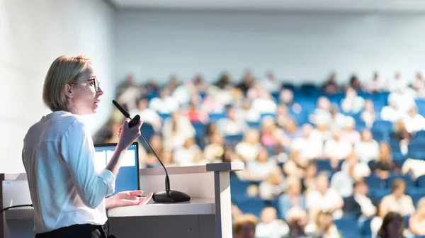 Жінка Спікер Виступає Корпоративній Бізнес Конференції Невпізнавані Люди Аудиторії Конференц — стокове фото