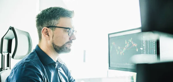 Mannelijke Effectenmakelaar Handel Online Kijken Naar Grafieken Data Analyses Meerdere — Stockfoto