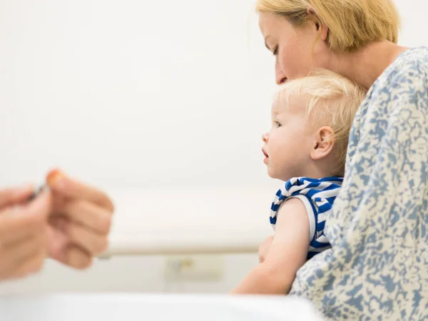 Criança Sendo Vacinada Pelo Pediatra Presença Sua Mãe Vacinação Preventiva — Fotografia de Stock