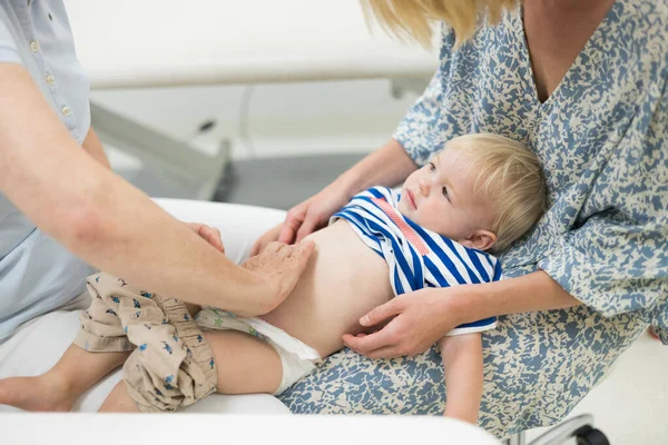 Spädbarn Pojke Barn Undersöks Sin Barnläkare Vanlig Medicinsk Kontroll Närvaro — Stockfoto