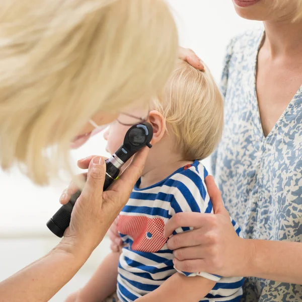 Menino Bebê Criança Sendo Examinado Por Seu Médico Pediatra Durante — Fotografia de Stock