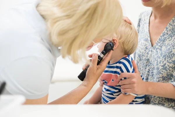 Spädbarn Pojke Barn Undersöks Sin Barnläkare Vanlig Medicinsk Kontroll Närvaro — Stockfoto