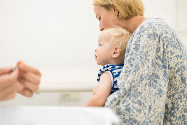 儿科医师当着母亲的面给孩子接种疫苗 百日咳 破伤风 流感嗜血杆菌 肺炎球菌 小儿麻痹症的预防接种 — 图库照片