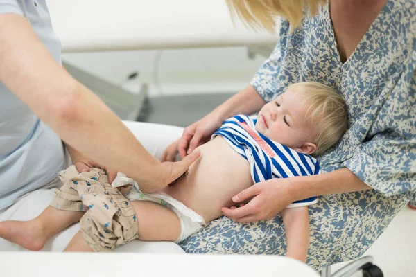 Csecsemő Kisfiú Gyermek Vizsgálják Gyermekorvos Orvos Alatt Egy Szabványos Orvosi — Stock Fotó