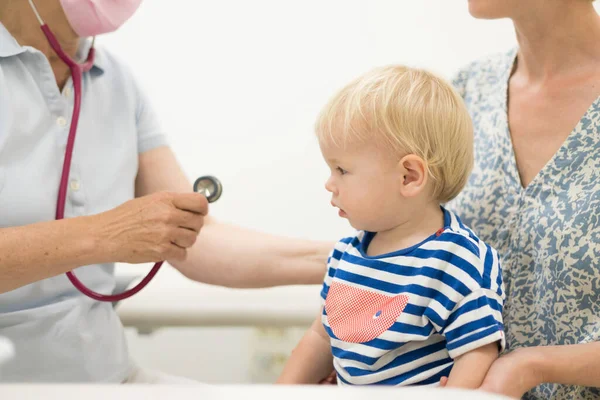 Infant Baby Boy Child Being Examined His Pediatrician Doctor Standard — Stock Photo, Image