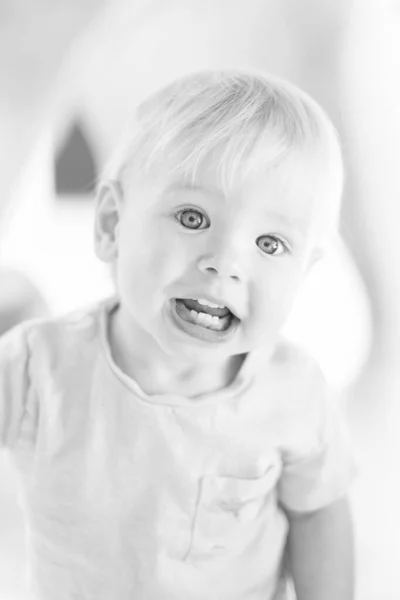 Czarno Biały Portret Słodkiego Maluszka Bawiącego Się Placu Zabaw Maluch — Zdjęcie stockowe