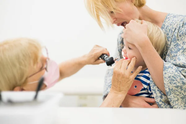 Menino Bebê Criança Sendo Examinado Por Seu Médico Pediatra Durante — Fotografia de Stock