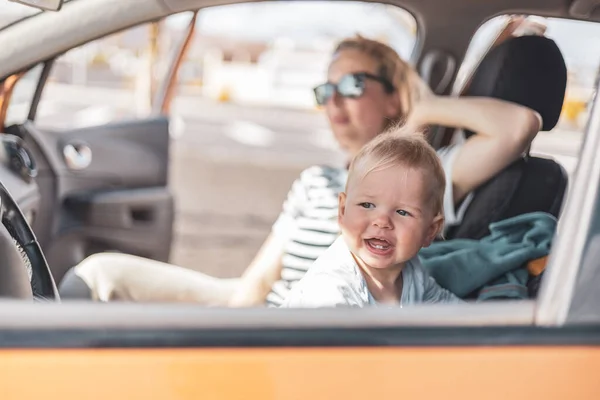 Anya Kisfia Családi Nyaraláson Utaznak Apák Első Ülésén Ülnek Kocsiban — Stock Fotó