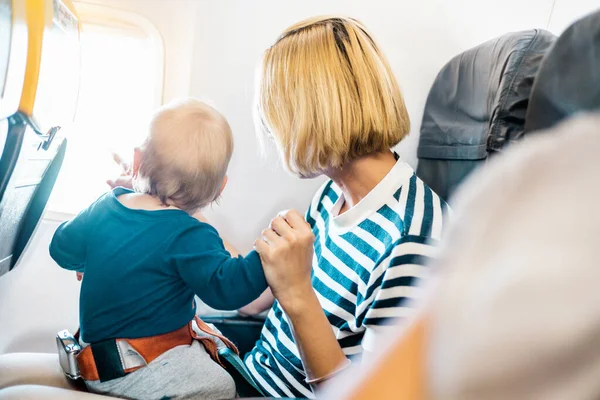 Mamá Hijo Volando Avión Madre Sosteniendo Jugando Con Bebé Bebé — Foto de Stock