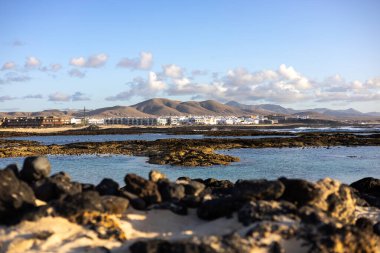 İspanya, Kanarya Adaları, Fuerteventura 'daki El Cotillo şehrinin panoramik manzarası. Adanın kuzeyindeki Fuerteventura, El Cotillo 'nun renkli geleneksel köyleri. İspanya 'nın Kanarya Adaları.
