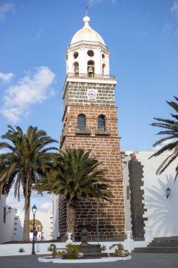 Guadalupe leydimizin kilisesi ya da iglesia de nuestra senora de guadalupe, Teguise, Lanzarote, İspanya 'daki Plaza de la Constitution' dan görüldü..