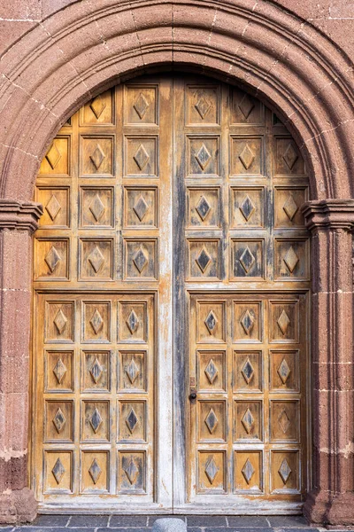 Velké Krásné Zdobené Dřevěné Dveře Rámované Zdobeným Kamenným Obloukem Vstup — Stock fotografie