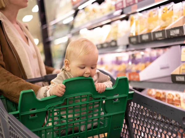 Caucasian Mother Shopping Her Infant Baby Boy Child Choosing Products — Fotografia de Stock
