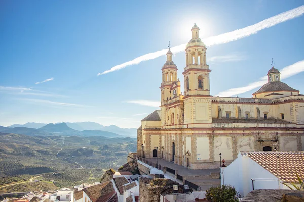 西班牙安达卢西亚的一个白人村庄Olvera的Nuestra Senora Encarnacion教堂的全景景观 — 图库照片