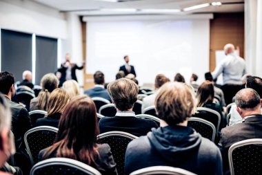 Benim bir sorum var. Bir grup iş adamı konferans salonundaki koltuklarda oturuyor. İş adamı ayağa kalkıp bir soru soruyor. Konferans ve Sunum. İş ve Girişimcilik.