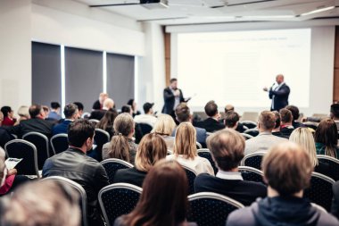 Benim bir sorum var. Bir grup iş adamı konferans salonundaki koltuklarda oturuyor. İş adamı ayağa kalkıp bir soru soruyor. Konferans ve Sunum. İş ve Girişimcilik.