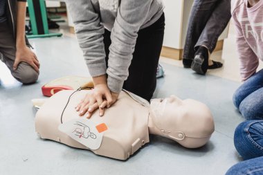 Otomatik dış defibrilatör cihazı AED kullanarak ilk yardım kardiyopulmoner canlandırma kursu.