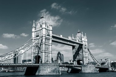 Geleneksel kırmızı Çift katlı otobüs Tower Bridge Londra, İngiltere'de üzerinde sürüş. London City gökdelenler içinde belgili tanımlık geçmiş.