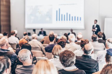 Sözcü İş Toplantısı 'nda konuşma yapacak. Konferans salonunda dinleyiciler. İş ve Girişimcilik.