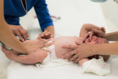 Bebek, annesinin huzurunda pediatrist tarafından aşılanıyor. Difteri, boğmaca, tetanos, hepatit, hemofili, hemofili, pnömokok, polimiyelit aşısı..