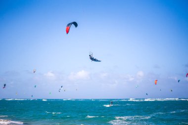 Uçurtma kaykayı. Okyanusta eğlenmek. Extreme Sport Kitesurfing. Uçurtma uçurtma uçuşu sırasında yükseğe zıplayan uçurtma ustası.