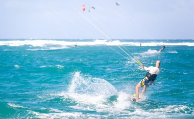 Uçurtma kaykayı. Okyanusta eğlenmek. Extreme Sport Kitesurfing. Uçurtma uçurtma uçuşu sırasında yükseğe zıplayan uçurtma ustası.