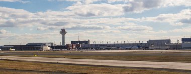 FRANKFURT, Almanya 13 Şubat 2018 'de Frankfurt, Almanya' daki Frankfurt havaalanı terminalinde LUFHANSA HAVA logoları.