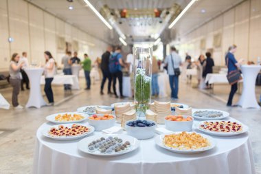 Kahve molası veren iş adamlarının görüntüsü bulanık..