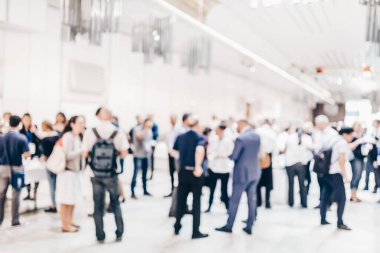 Kahve molası iş toplantı veya konferans sırasında sosyalleşme soyut bulanık insanlar.