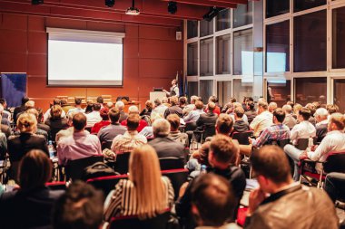 İş Konferansı ve Sunumu Sözcüsü. Konferans salonundaki izleyiciler. İş ve Girişimcilik.