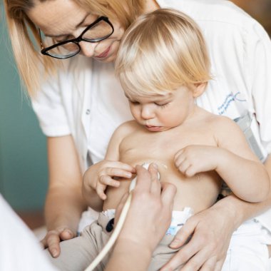 Küçük bir çocuk kalp üfürümü için kalp ultrasonu ile kardiyolog tarafından çocuk doktoruna düzenli olarak muayene ediliyor.