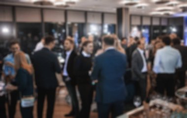 İş toplantısındaki iş adamlarının bulanık görüntüsü. İş ve girişimcilik olayları kavramı.