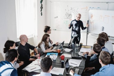 Resmi olmayan rahat bu iş başlangıç şirket toplantı. Tartışmak ve yeni yaklaşımlar ve fikirler iş arkadaşlarınızla Beyin fırtınası takım lideri. Başlangıç işletme ve Girişimcilik kavramı.