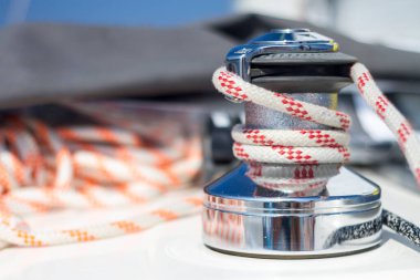 Yelkenli teknede halatla vinç