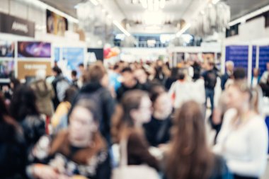 Fuar fuar fuar fuarındaki insanları soyut olarak bulanıklaştırdı. İş fuarı ya da iş fuarı. İş konsepti geçmişi.