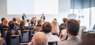 İş toplantısı ve sunumunda röportaj ve yuvarlak masa tartışması. Konferans salonundaki izleyiciler. İş ve Girişimcilik Sempozyumu.