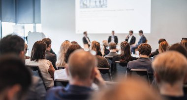 İş toplantısı ve sunumunda röportaj ve yuvarlak masa tartışması. Konferans salonundaki izleyiciler. İş ve Girişimcilik Sempozyumu.