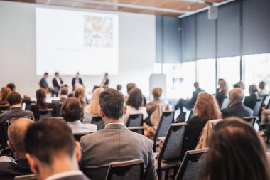 İş toplantısı ve sunumunda röportaj ve yuvarlak masa tartışması. Konferans salonundaki izleyiciler. İş ve Girişimcilik Sempozyumu.