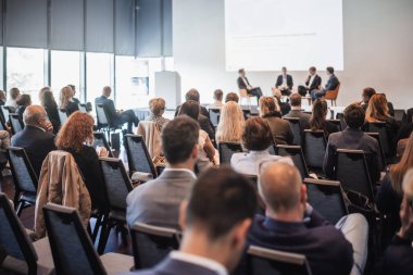 İş toplantısı ve sunumunda röportaj ve yuvarlak masa tartışması. Konferans salonundaki izleyiciler. İş ve Girişimcilik Sempozyumu.